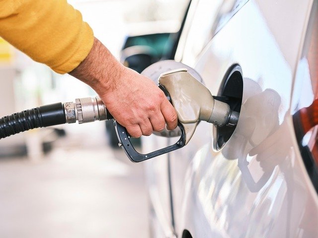 Prețurile carburanților din România au fost marcate de fluctuații recente, iar piața pare să fie într-o combinație de scumpiri și ieftiniri rapide, influențată de măsuri guvernamentale și decizii ale companiilor