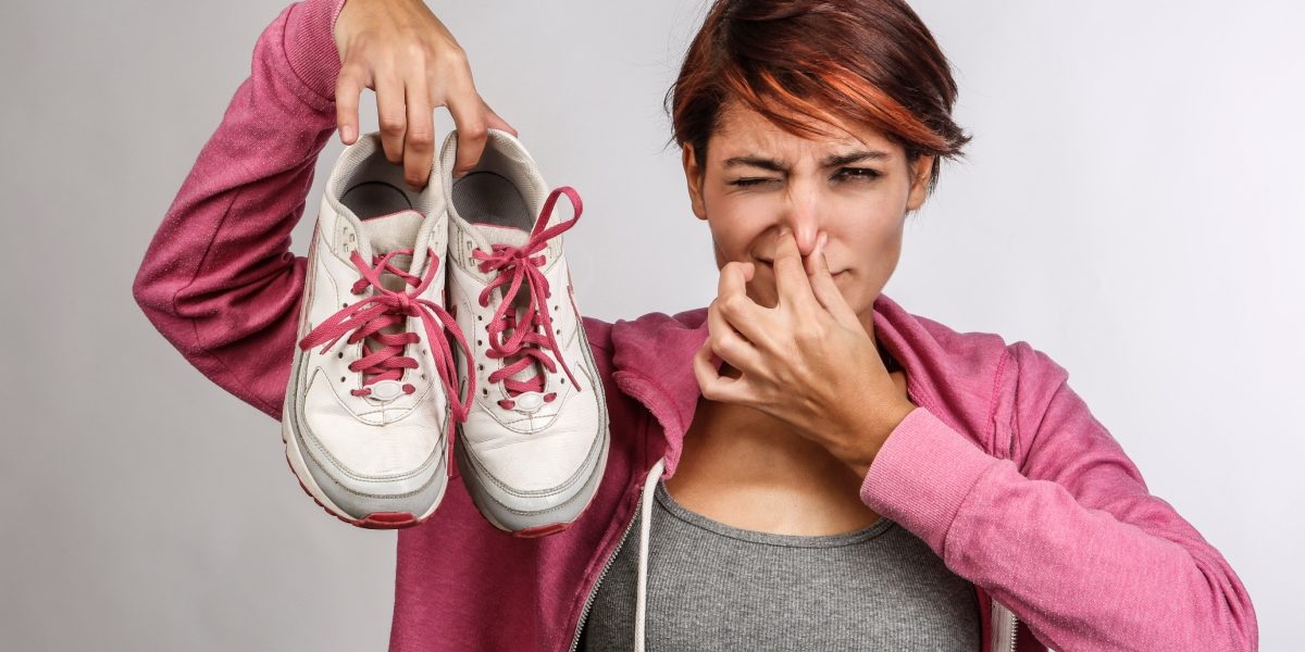Scapă de mirosul din pantofi cu un truc simplu: ai nevoie de 2 ingrediente
