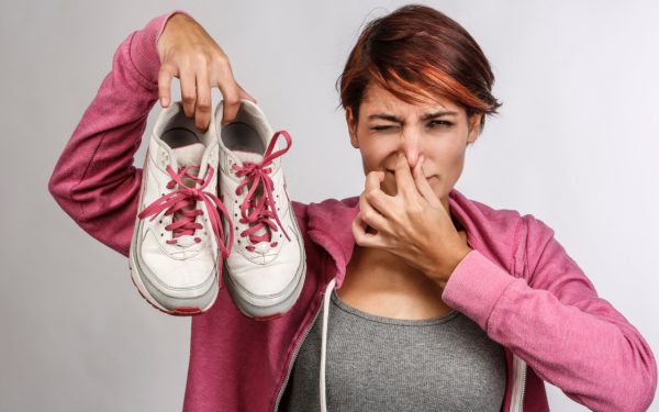 Scapă de mirosul din pantofi cu un truc simplu: ai nevoie de 2 ingrediente