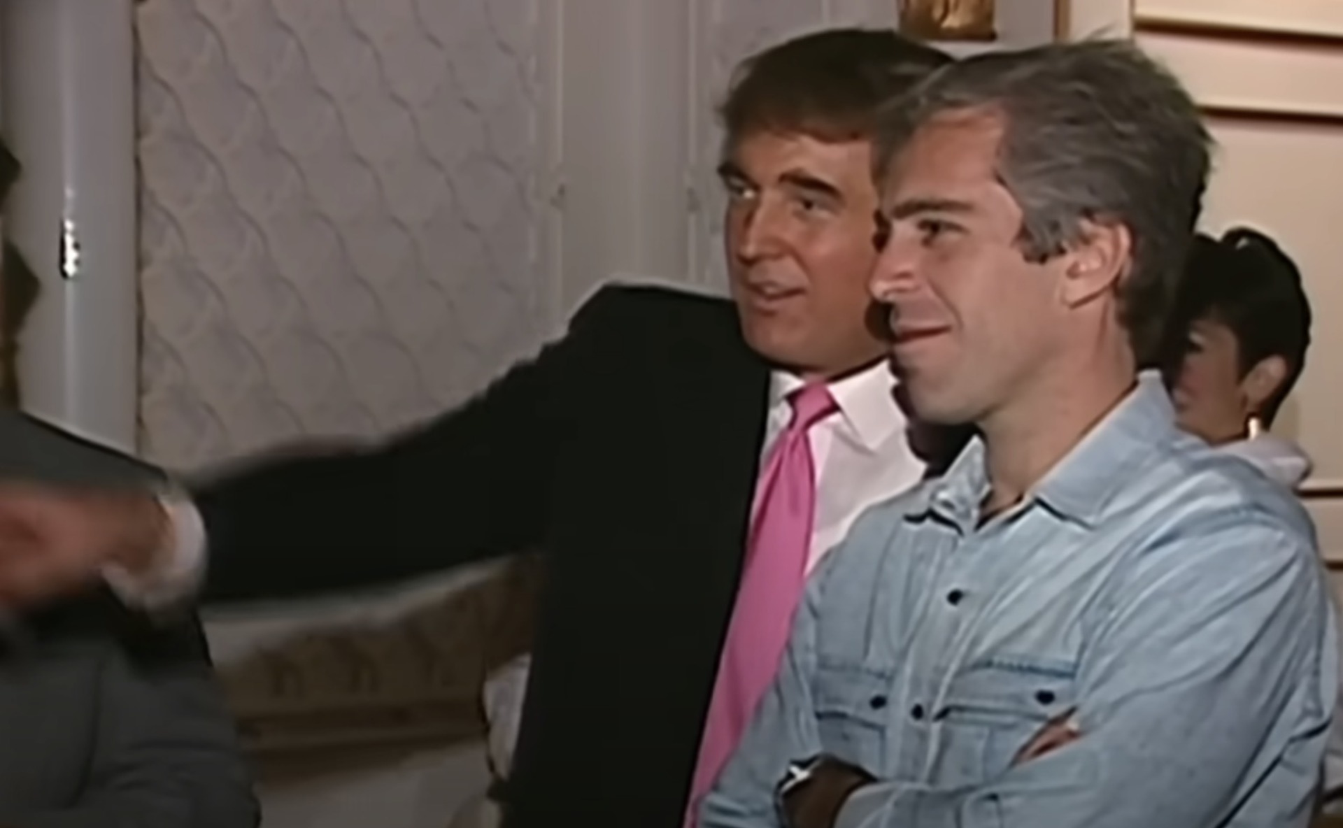 PRIMA DOAMNĂ A SUA, MELANIA Trump, RESPINGE ACUZAȚIILE PRIVIND LEGĂTURILE CU JEFFREY EPSTEIN MELANIA Trump a negat categoric orice legătură cu controversatul JEFFREY EPSTEIN și a respins acuzațiile privind cunoștințele sale despre ilegalitățile comise de acesta