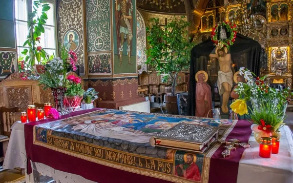 În pragul sărbătorilor Pascale, un obicei străvechi reînvie în inimile credincioșilor: trecerea pe sub masă în Vinerea Mare