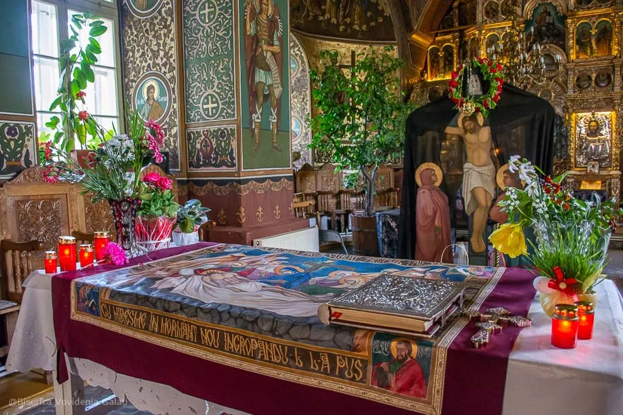 În pragul sărbătorilor Pascale, un obicei străvechi reînvie în inimile credincioșilor: trecerea pe sub masă în Vinerea Mare