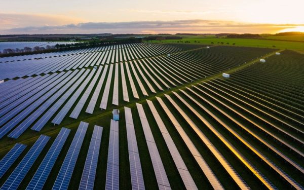 Anglia dă undă verde celei mai mari ferme solare: 180.000 de case, alimentate!