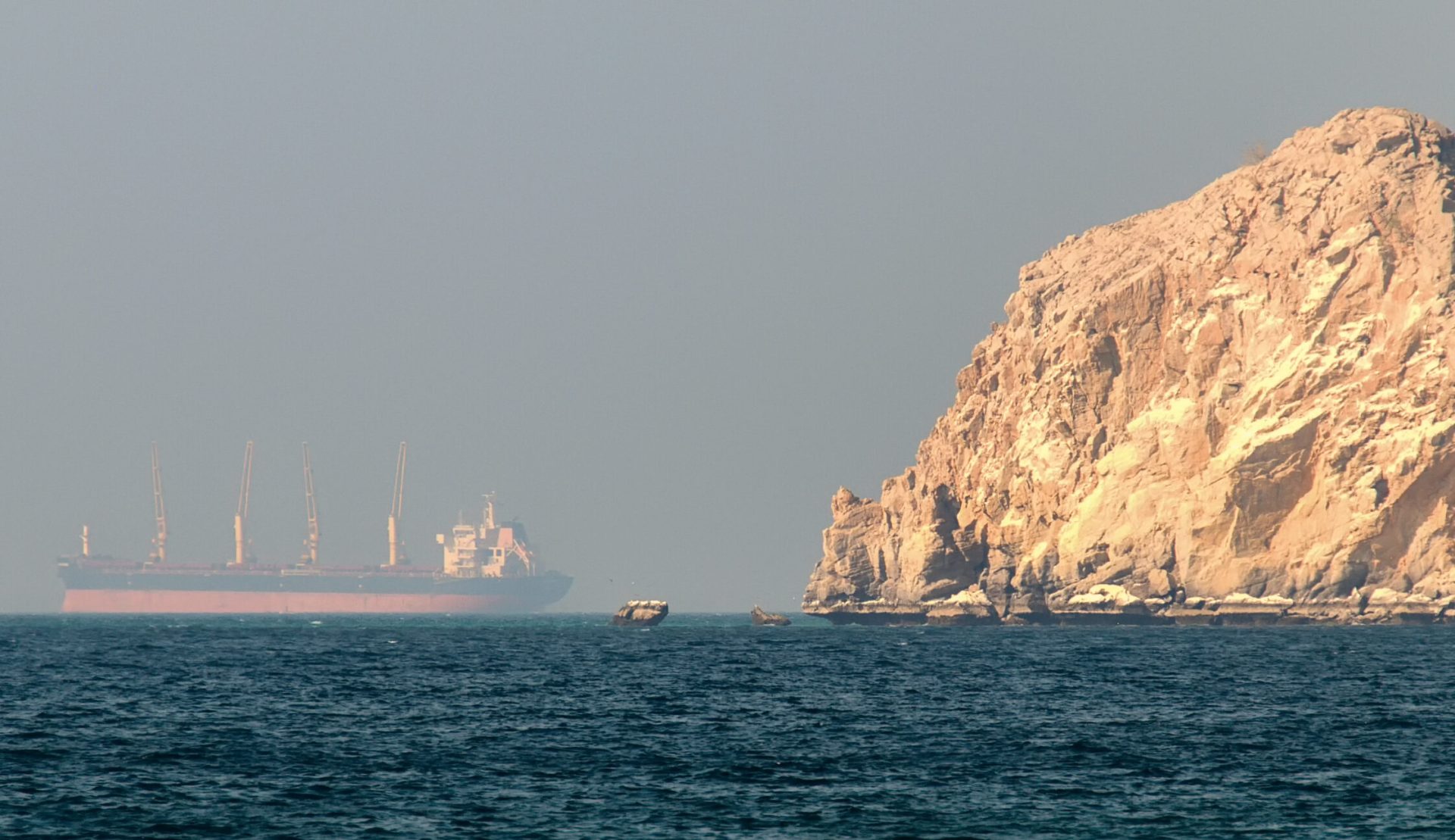 Iranul poartă negocieri cu Omanul pentru un protocol de tranzit sigur prin Strâmtoarea Ormuz, un culoar strategic pentru exporturile de petrol și gaze naturale din Golf