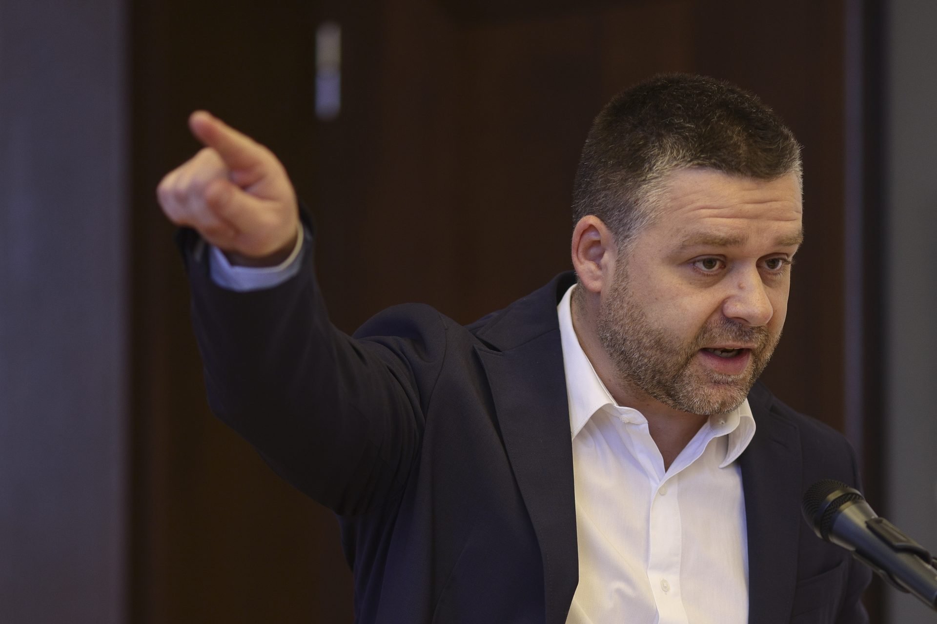 Primăria Capitalei trece printr-o amploare reformă adminstrativă, cu 260 de angajați concediați și comasarea mai multor structuri Consiliul General al Municipiului București a aprobat, joi, proiectul primarului Ciprian Ciucu de restructurare a aparatului administrativ, numărul total de posturi fiind redus cu aproape 30%
