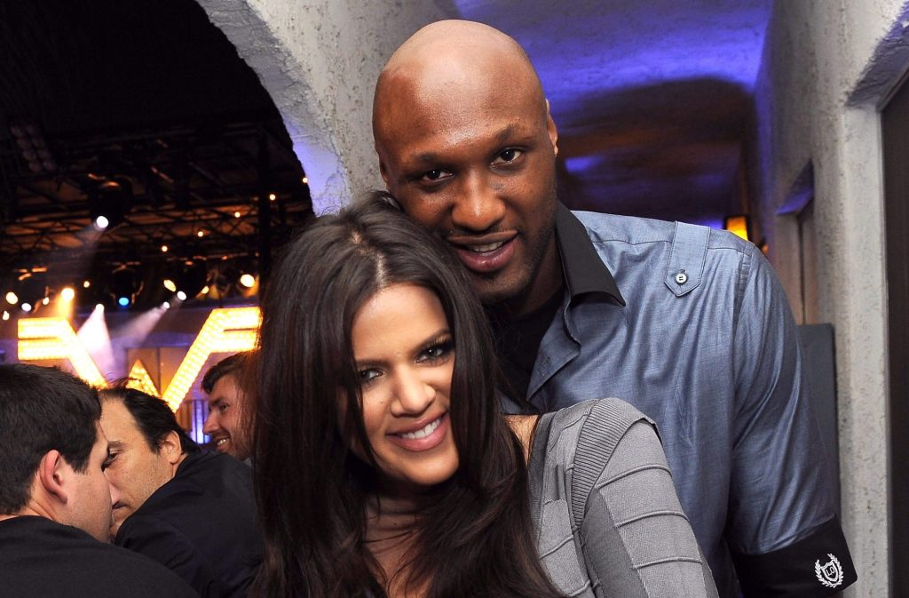 Khloé Kardashian a lansat acuzații grave la adresa tatălui fostului său soț, Lamar Odom, susținând că acesta ar fi încercat să-i oprească soțul ei din a fi menținut în viață în momentul în care acesta era în comă, după overdose-ul din 2015