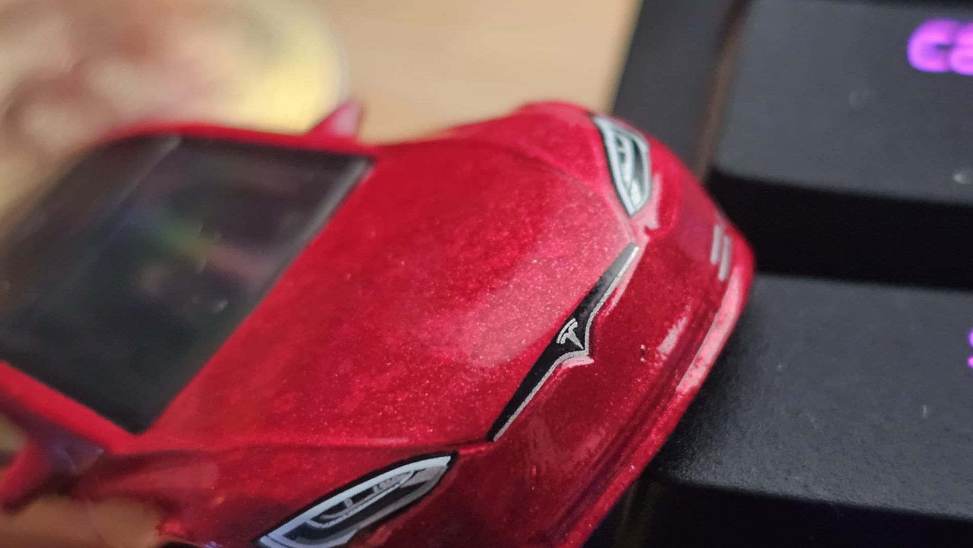 Tesla se confruntă cu probleme recurente la sistemul de cameră de marșarier, o funcție esențială pentru siguranța și manevrabilitatea vehiculelor electrice ale companiei