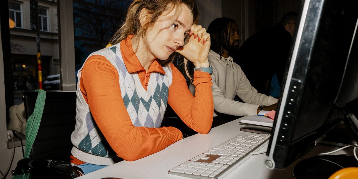 Tineri angajați SABOTEAZĂ AI: Le e frică de dispariția locurilor de muncă