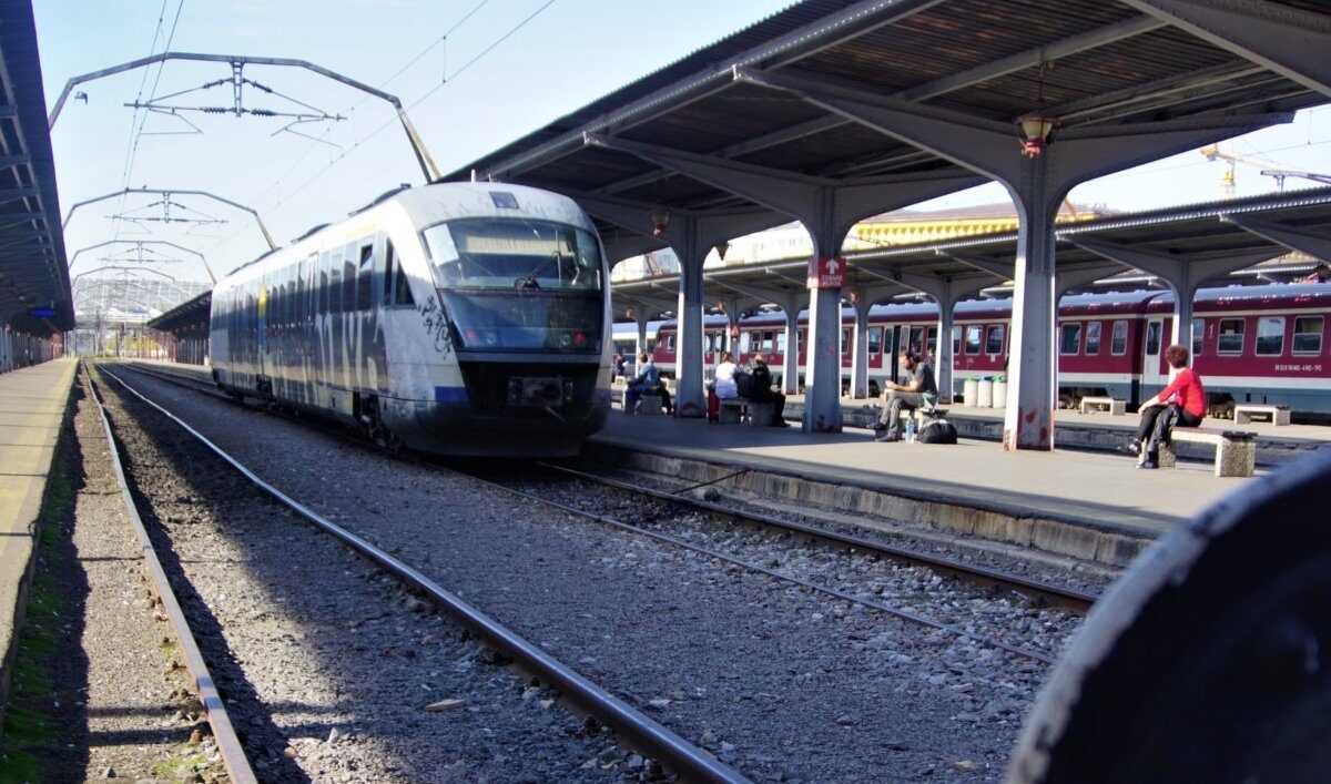 Mai multe trenuri spre și dinspre București au acumulat întârzieri considerabile, fiind blocate din cauza unui copac căzut pe șine