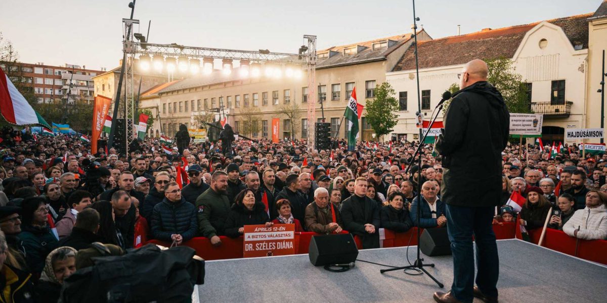 Kelemen Hunor, președintele UDMR, a participat la un eveniment electoral al premierului ungar Viktor Orban în Debrecen, unde a transmis un mesaj din partea unui locuitor din regiunea Nyarad