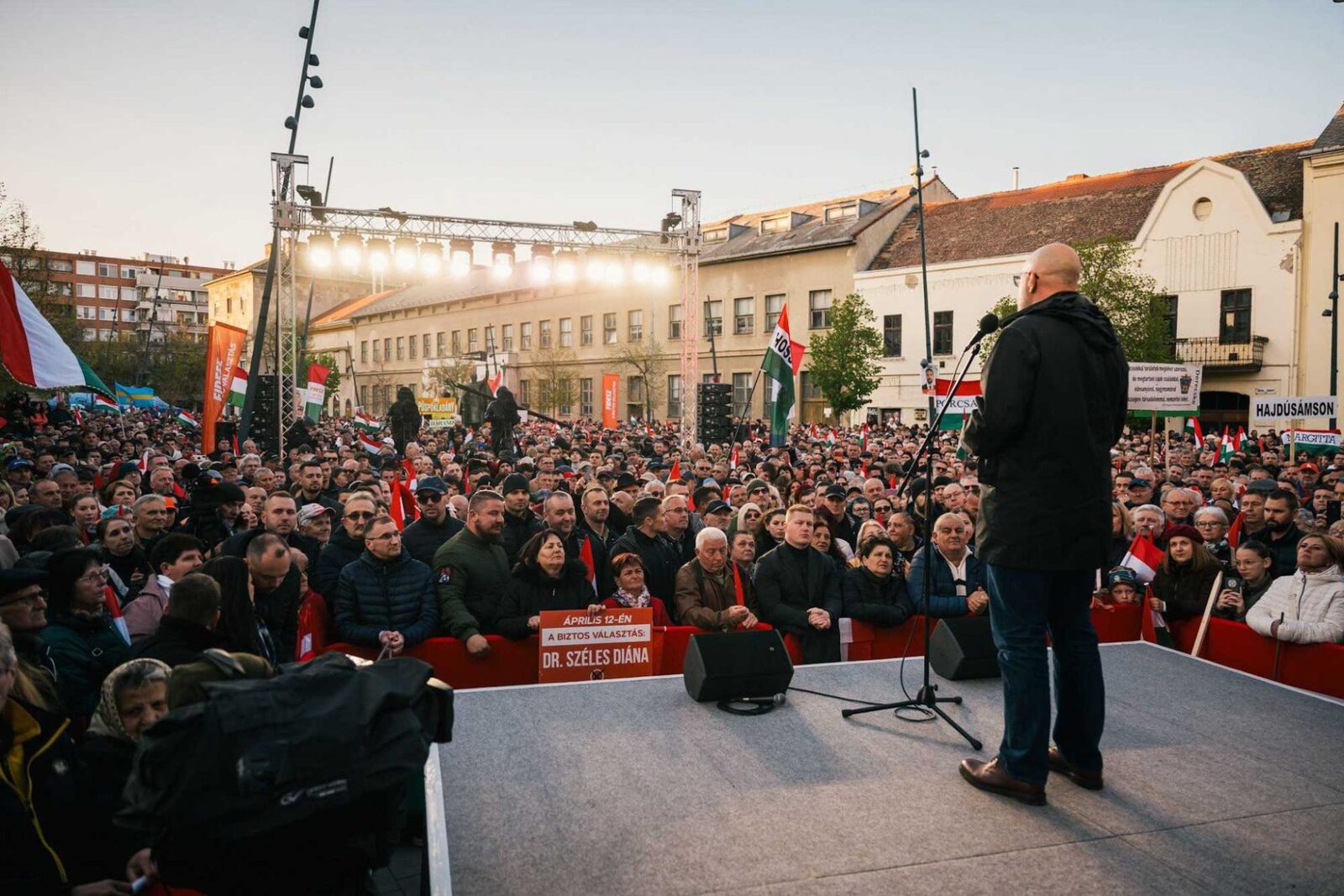 Kelemen Hunor, președintele UDMR, a participat la un eveniment electoral al premierului ungar Viktor Orban în Debrecen, unde a transmis un mesaj din partea unui locuitor din regiunea Nyarad