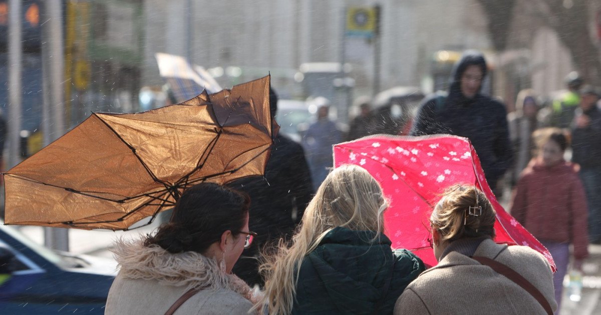 Vremea se schimbă radical în România, fiind anunțate temperaturi sub normalul perioadei și fenomene meteo complexe, inclusiv ploi, ninsori și vânt puternic