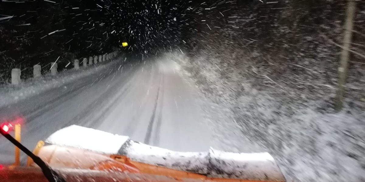 Ninsori abundente au creat probleme în zona montană a județului Vâlcea, obligând autoritățile să intervină de urgență pentru a asigura circulația pe drumul național DN7A