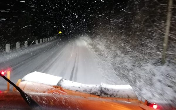 Zăpadă pe șoselele din Vâlcea: DN7A, blocat. Intervin utilajele