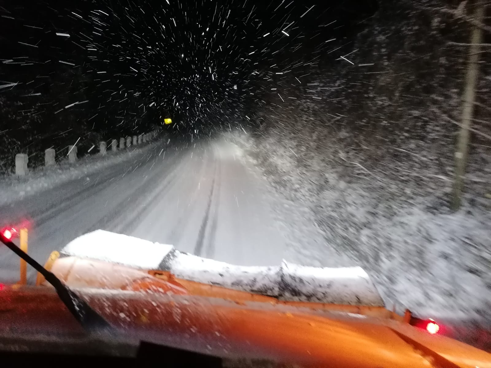 Ninsori abundente au creat probleme în zona montană a județului Vâlcea, obligând autoritățile să intervină de urgență pentru a asigura circulația pe drumul național DN7A