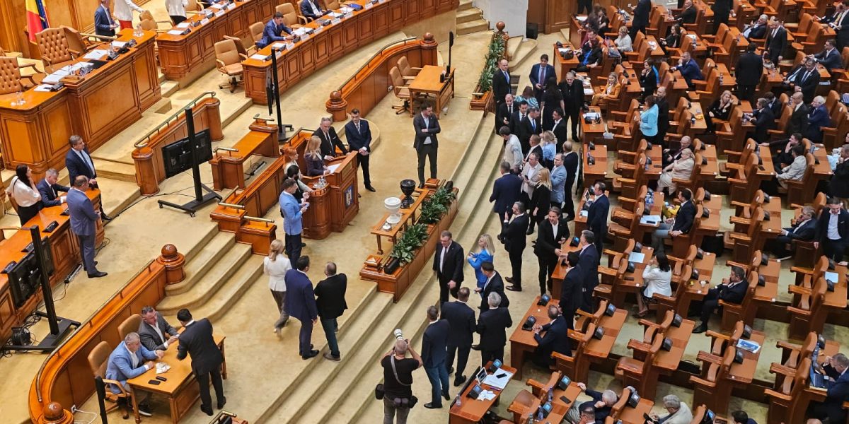 Moțiunea de cenzură, sub semnul întrebării: Pace filmează, AUR tergiversează