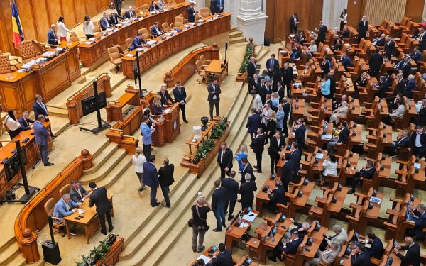 Moțiunea de cenzură, sub semnul întrebării: Pace filmează, AUR tergiversează