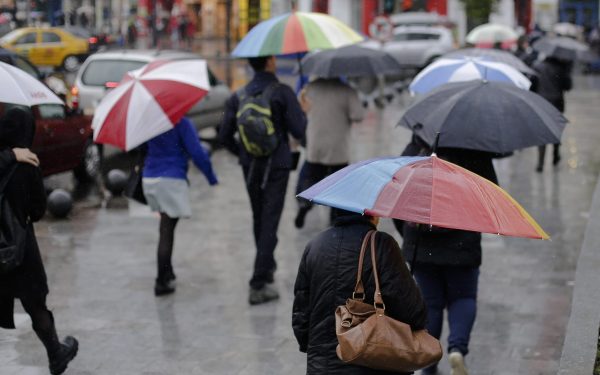 METEO: Vreme rece, ploi și vânt puternic. România, sub avertizări