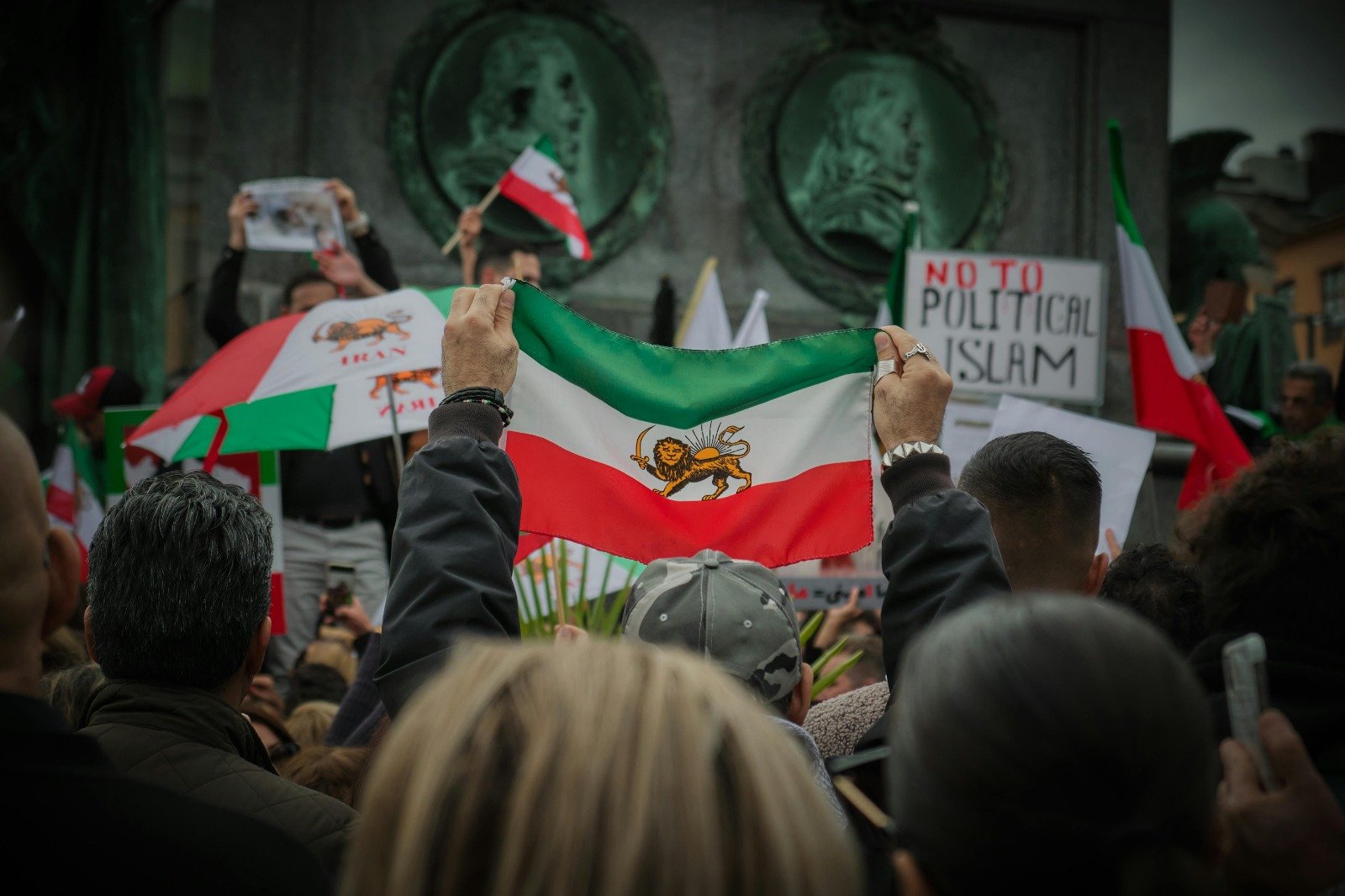 Președintele SUA lansează amenințări directe la adresa Iranului Președintele Statelor Unite a făcut marți un anunț care a atras imediat atenția întregii comunități internaționale
