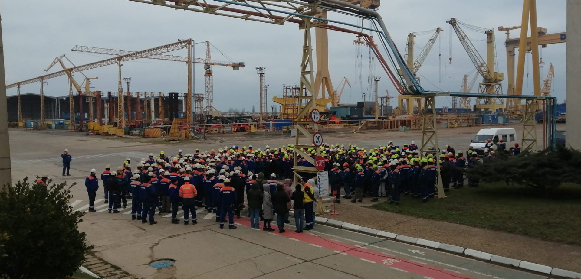 Aproape 4.700 de angajați de la Liberty Galați, Damen Shipyards Mangalia și Romaero București vor primi salariile restante de trei luni înainte de Paște, potrivit anunțului Ministerului Muncii