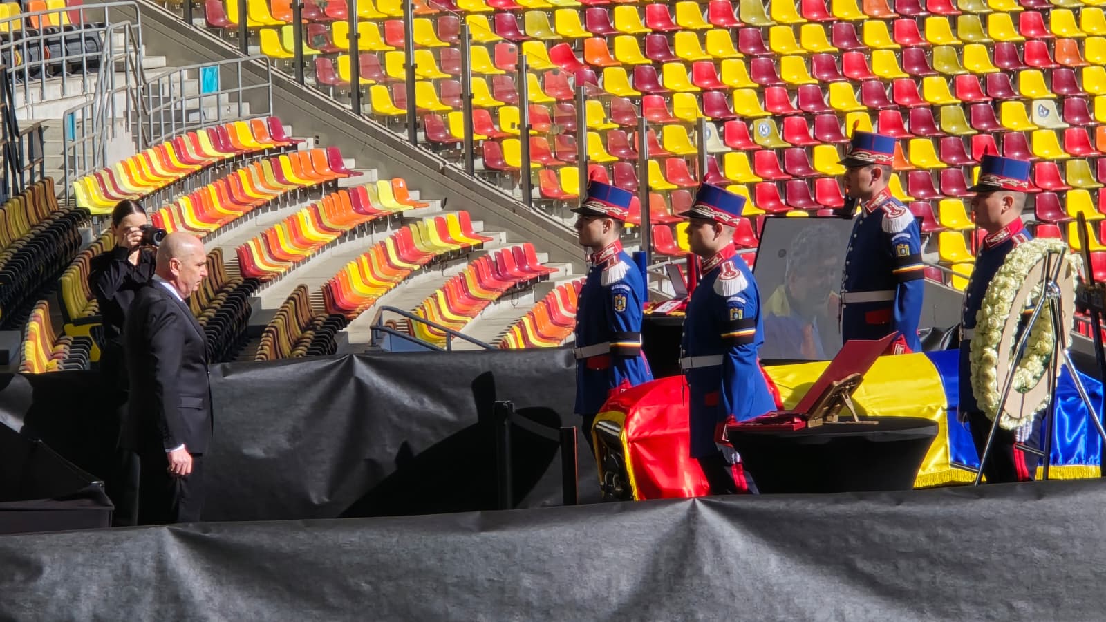 Sicriul lui Mircea Lucescu a fost depus joi la Arena Națională din București, oferind suporterilor și admiratorilor posibilitatea de a-i aduce un ultim omagiu legendarului antrenor