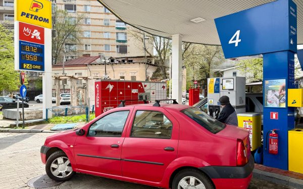 Benzina și motorina, iarăși mai ieftine la Petrom: Cât costă acum un litru