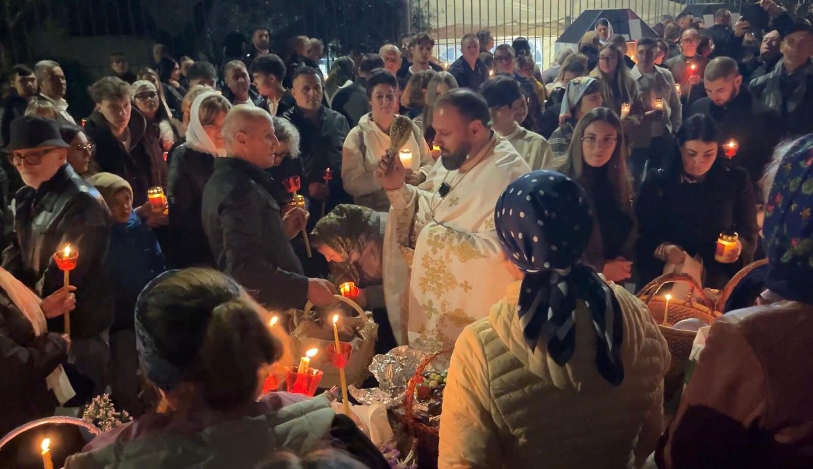 Pastorala la Bergamo: Mii de români, la lumina Învierii. Tradiția, sfântă, spun ei