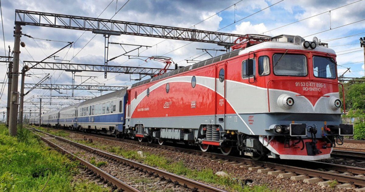 Circulația feroviară între Brașov și Sighișoara, blocată din cauza unui copac căzut Circulația trenurilor pe ruta Brașov – Sighișoara este complet întreruptă miercuri, din cauza unui copac doborât care a căzut pe calea ferată