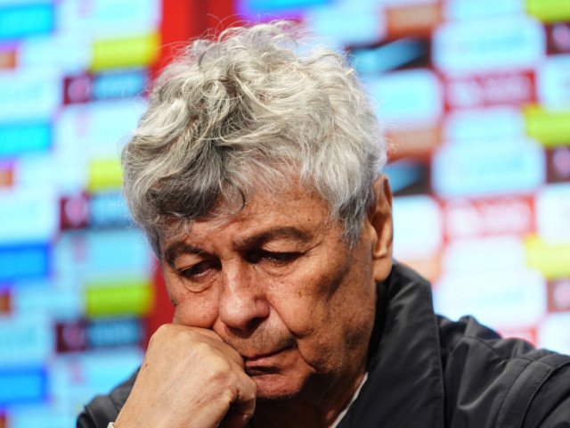 Mircea Lucescu, fostul selecționer al echipei naționale a României, continuă să fie internat în secția de USTACC a Spitalului Universitar din Capitală, după ce a suferit recent un infarct