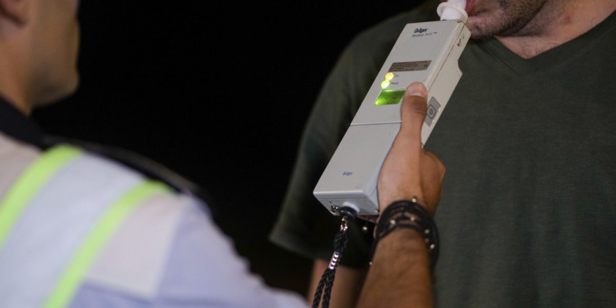 Băut și la volan cu minori: Șofer începător, prins după whisky și beri!