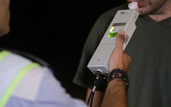 Băut și la volan cu minori: Șofer începător, prins după whisky și beri!