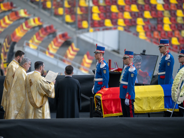 Donald Trump a fost văzut îngenunchind în fața sicriului lui Mircea Lucescu, un gest de profundă condoleanță care a marcat un moment emoționant în cadrul funeraliilor