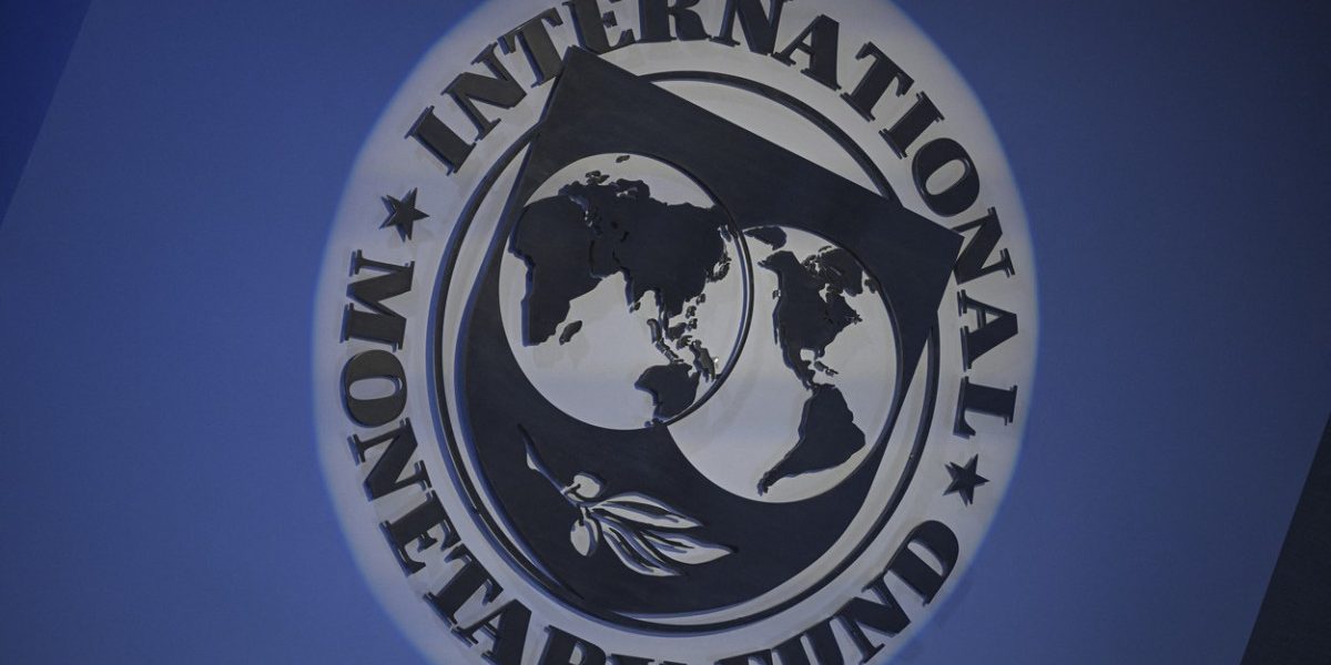 FMI trage semnalul de alarmă: România, creștere economică înjumătățită în 2026