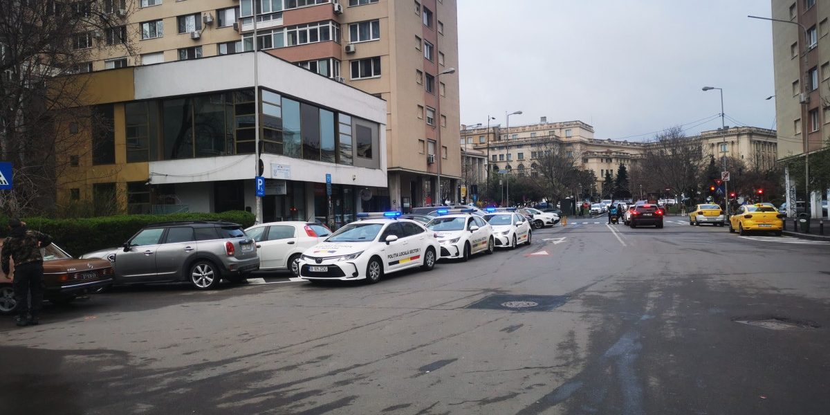 Poliția, la Sălii Palatului: parcări ilegale și ”rezervări” pe bani, verificate