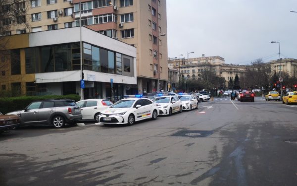 Poliția, la Sălii Palatului: parcări ilegale și ”rezervări” pe bani, verificate