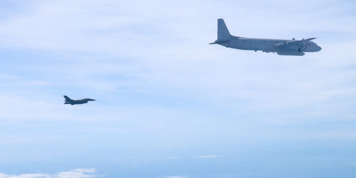 Piloții români, misiune RISCANTĂ: Au interceptat avion spion rusesc lângă Lituaniă