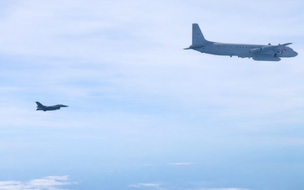 Piloții români, misiune RISCANTĂ: Au interceptat avion spion rusesc lângă Lituaniă