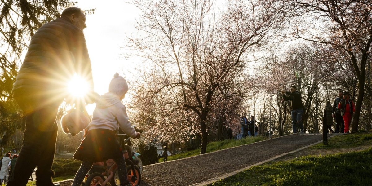 Vreme de vară în Weekend, dar cu vânt puternic: Meteorologii prevăd schimbări