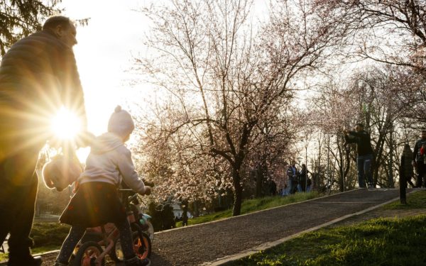 Vreme de vară în Weekend, dar cu vânt puternic: Meteorologii prevăd schimbări