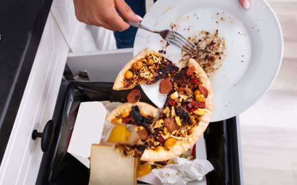 România aruncă anual tone de mâncare: Cum afectează mediul și economia