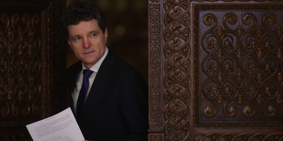 Nicușor Dan, atac la CCR: Legea guvernanței corporative, contestată