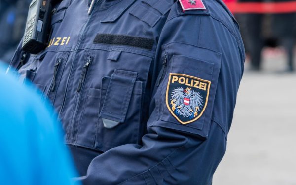 Rețineri la Viena: O bandă de escroci români, prinsă de poliție