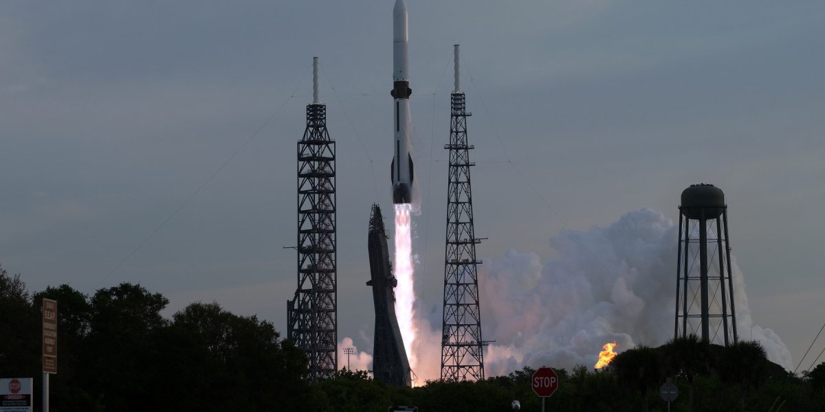 Blue Origin lansează racheta cu motor reutilizabil, o premieră istorică