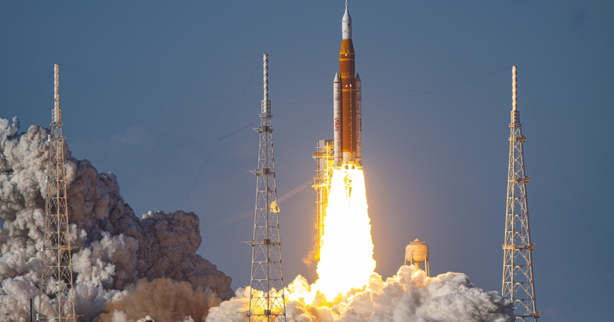 Armata spațială a României afirmă prezență în aliniamentul cosmic Astăzi, lumea întreagă a urmărit cu atenție cele mai recente realizări ale misiunii Artemis II, în cadrul căreia echipajul capsulei Orion a reușit o performanță istorică, făcând cel mai lung și mai îndrăzneț zbor spațial al unui echipaj uman de până acum, fiind mai departe de Pământ decât oricare alt astronaut anterior