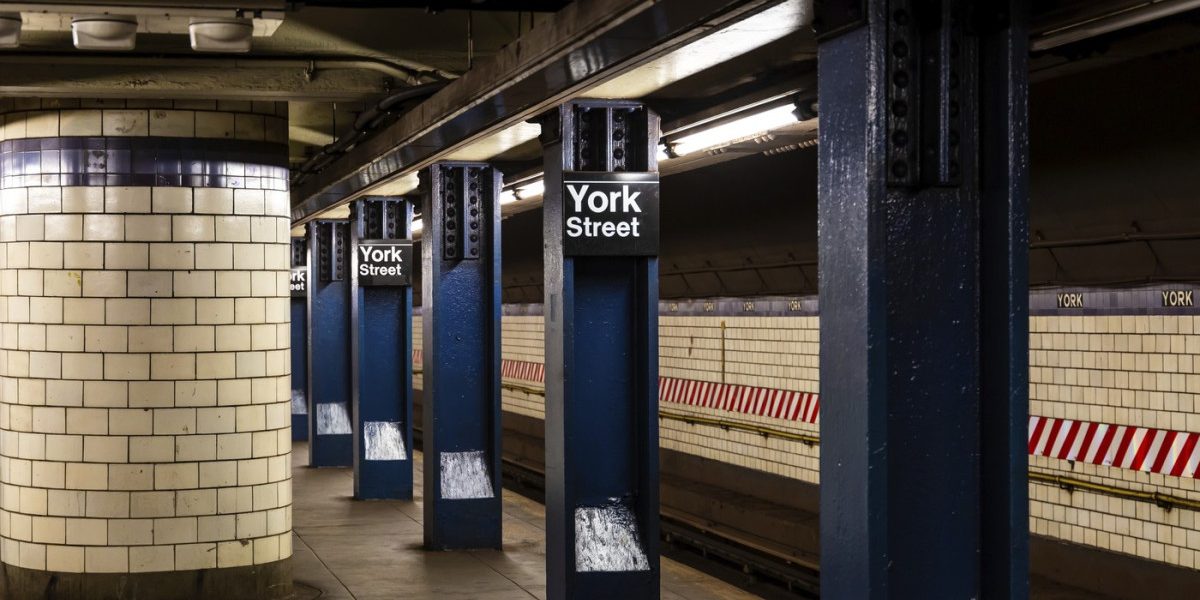 SUA: Un bărbat care se credea Lucifer, UCIS de poliție după ce a înjunghiat la metroul din New York