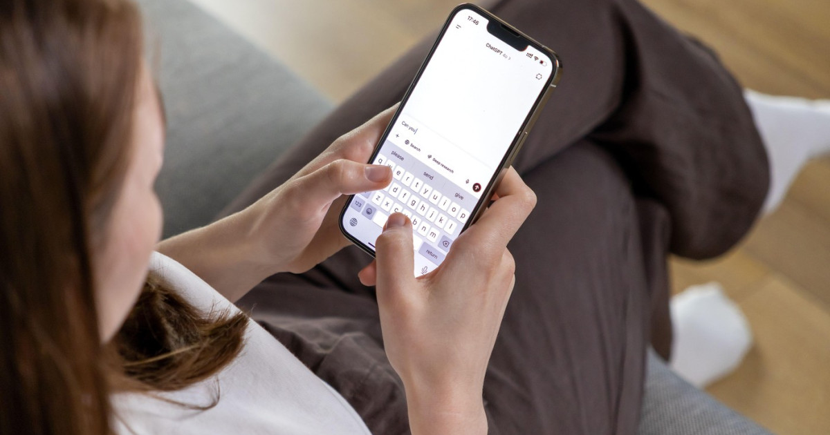 Un studiu recent descoperă că utilizarea asistenților bazati pe inteligență artificială (IA) pentru consultanță personală poate influența modul în care oamenii percep corectitudinea opiniilor și deciziilor lor, chiar și atunci când sunt sfătuiți greșit de către interlocutorii umani