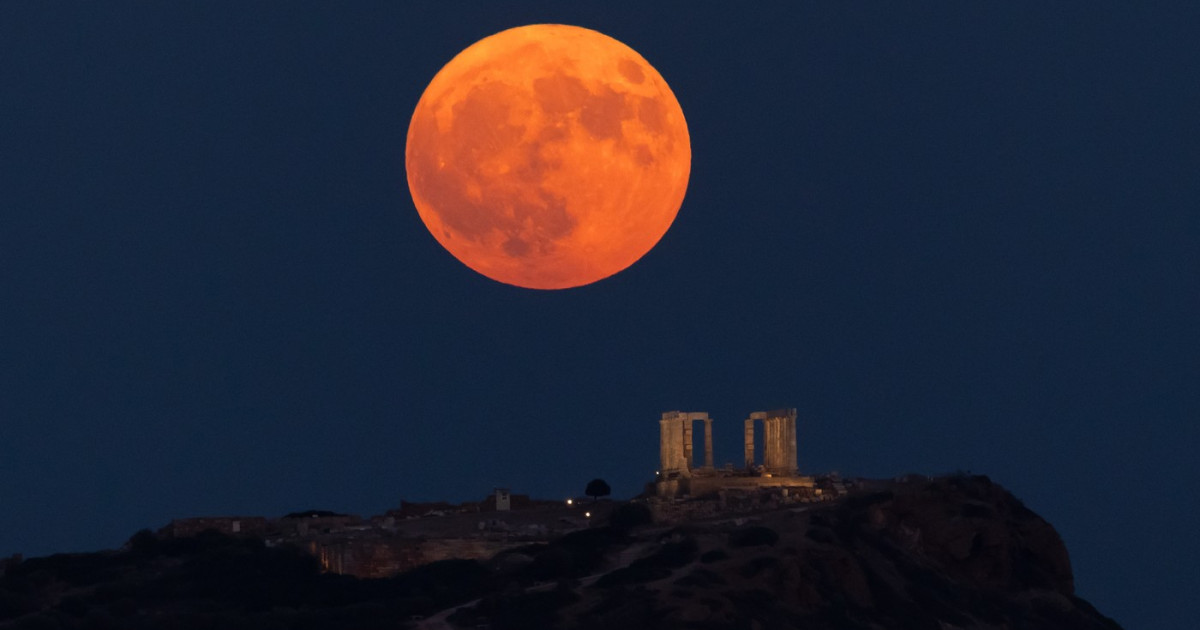 Primăvara aduce în peisajul astronomic două evenimente remarcabile: Luna Roz, prima lună plină a sezonului, pe 1 aprilie, și Luna Albastră, fenomenul rar care va putea fi observat pe 31 mai