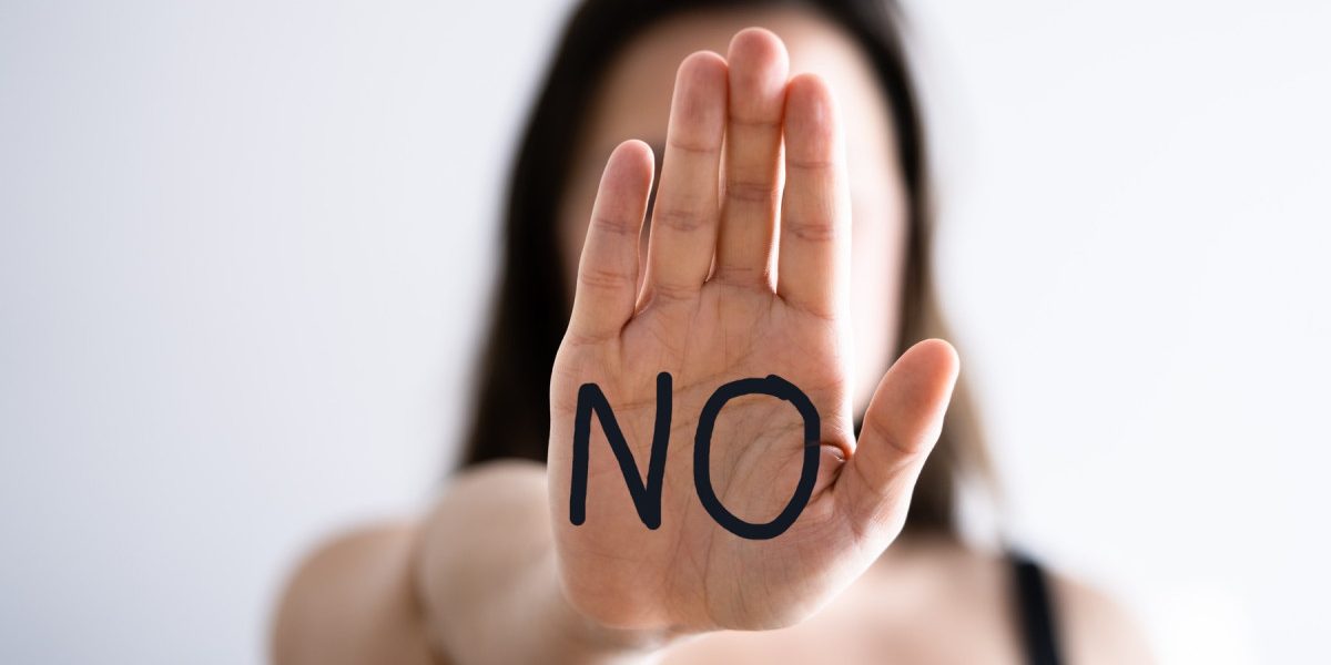 Hărțuirea sexuală, sancționată și în afara muncii: CES dă aviz favorabil