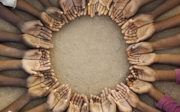 Români cu suflet: Adoptă orfani din Tanzania și le oferă o familie