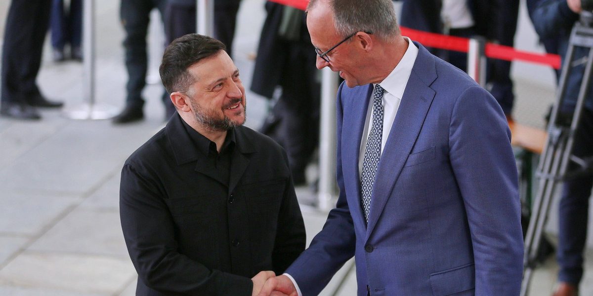 Zelenski cere fonduri: Ucraina poate dubla producția militară. Germania cumpără Patriot